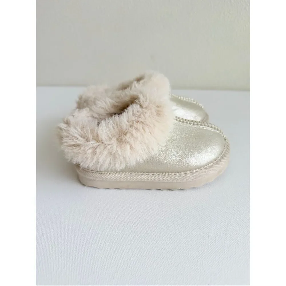 Cat & Jack Callie Moccasin Ugg look-a-like Faux Fur Slipper Gold Cream Size 7